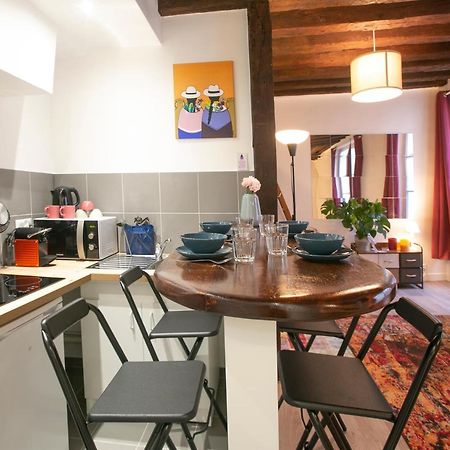 Authentic Apartment In Center Of Parisian Marais Bagian luar foto