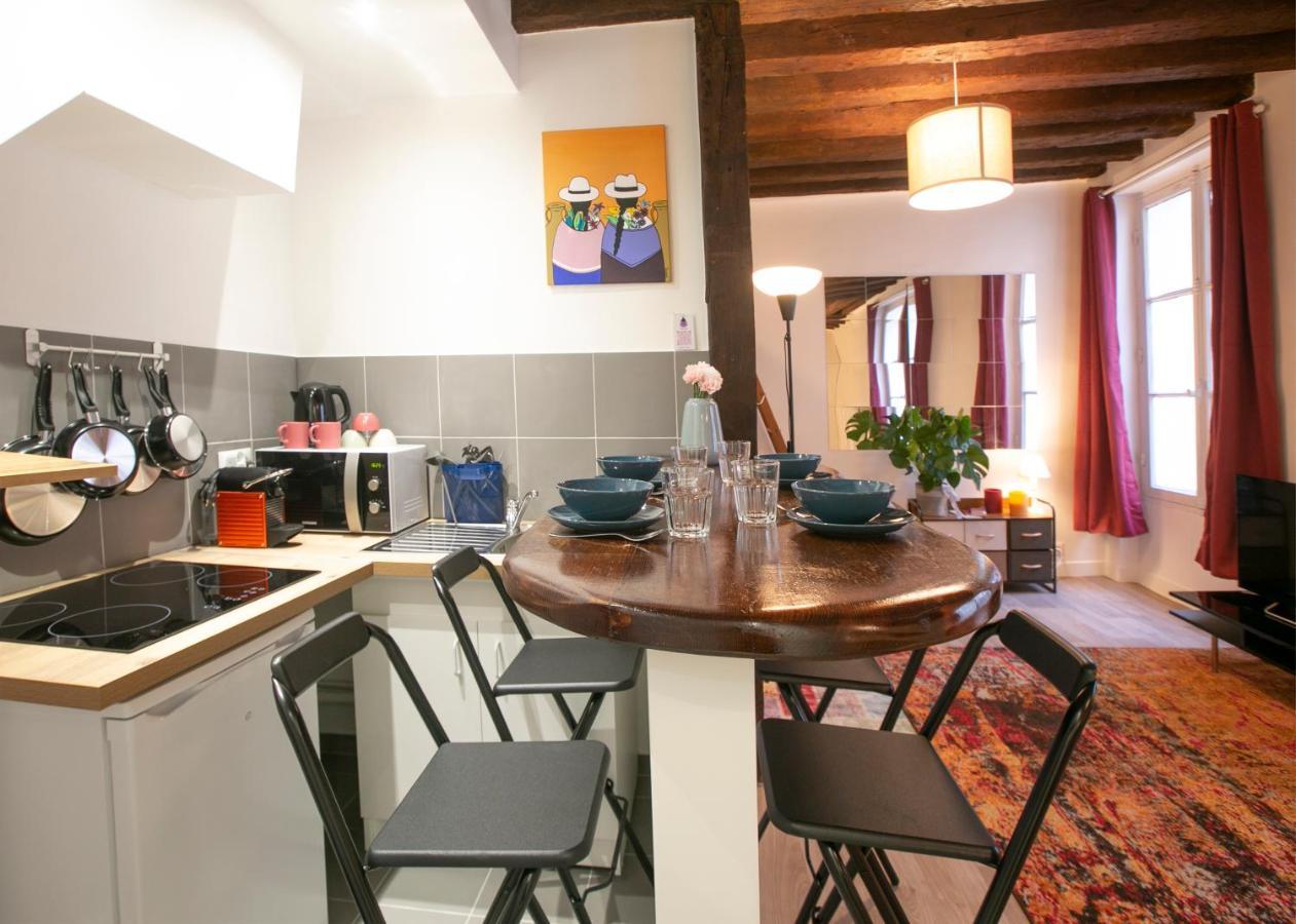 Authentic Apartment In Center Of Parisian Marais Bagian luar foto