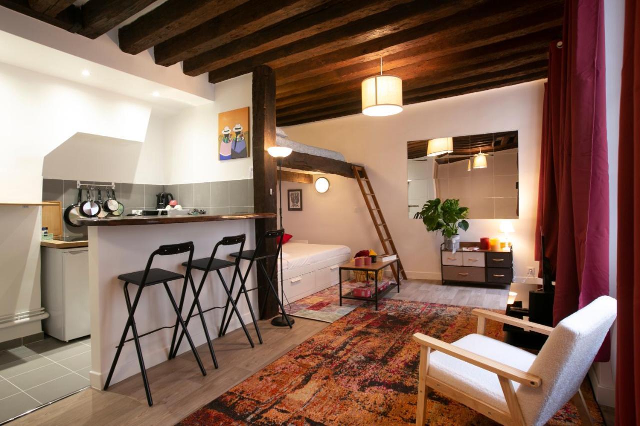 Authentic Apartment In Center Of Parisian Marais Bagian luar foto