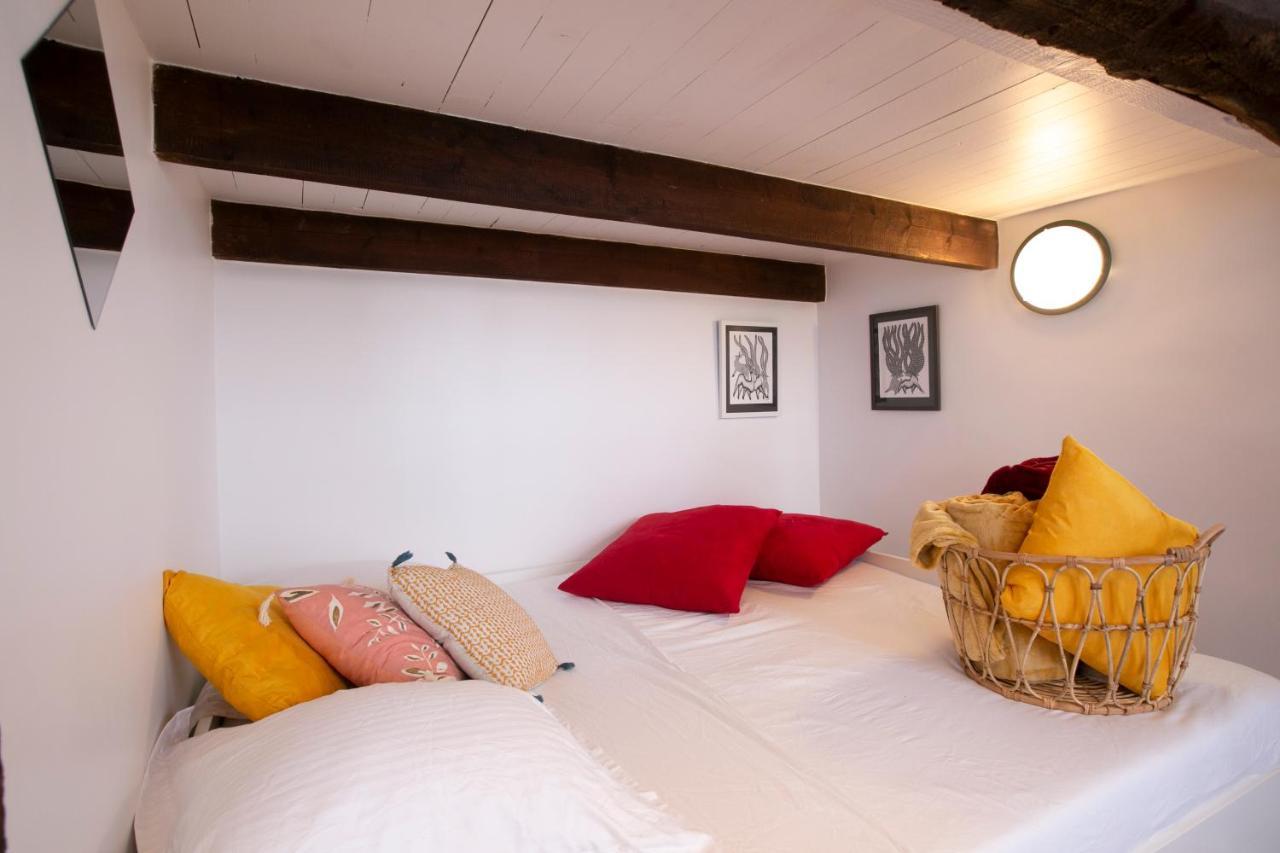 Authentic Apartment In Center Of Parisian Marais Bagian luar foto