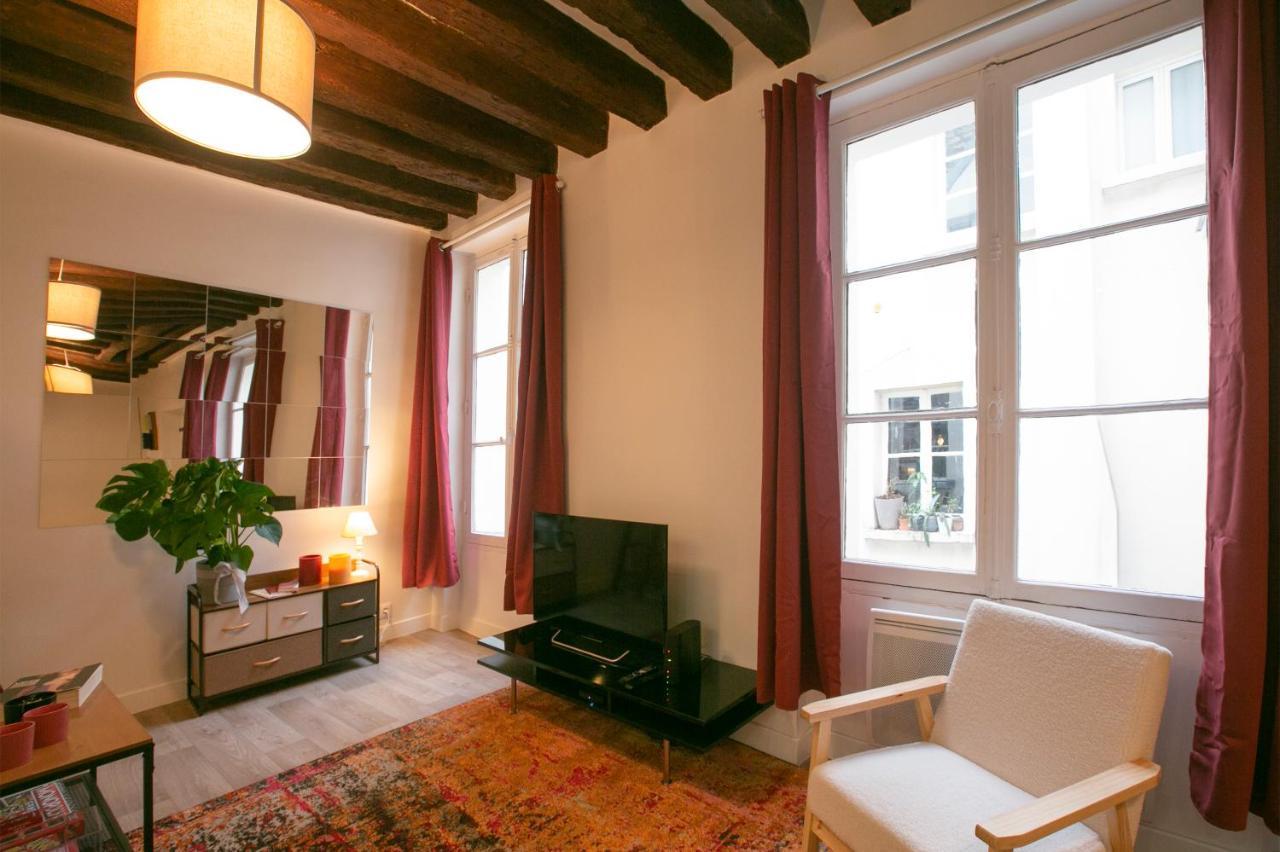 Authentic Apartment In Center Of Parisian Marais Bagian luar foto
